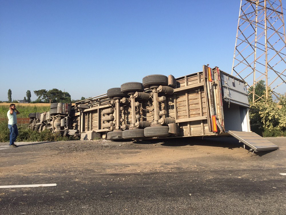 Kontrolden çıkan tır, şarampole devrildi